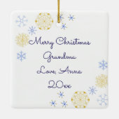 冬の森の中の穏やかなログキャビン セラミックオーナメント (裏面)