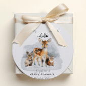 冬の森の外の冷たい動物の雪 フェイバータグ