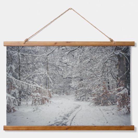 冬の森の小道と霜の降りた枝 吊り下げ型タペストリー (正面2)