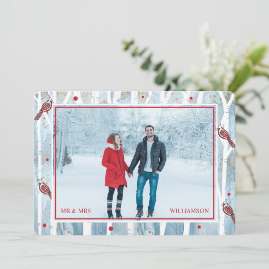 冬の森の樺の木の木と赤い（鳥）ショウジョウコウカンチョウ写真 シーズンカード (スタンド正面)