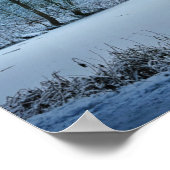 冬の森の湖の夕日 ポスター (角)