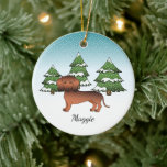 冬の森の赤いセーブルの短い髪のダックスシュント セラミックオーナメント<br><div class="desc">可愛い滑らかな髪の赤いセーブルのコート色のデステイのオリジナル漫画のイラストレーションダッシュント品種の犬。3本の緑のモミの木と降り積もる雪が積もった冬のシーンに犬を置く。背景は青から白のグラデーション与えのデザインは、寒い冬の日に見える。名前にはパーソナル化可能な文字領域もある。</div>