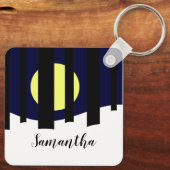 冬の森の近くで月が昇る キーホルダー (裏面)