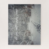 冬の森の雪に覆われた道 ジグソーパズル (縦)