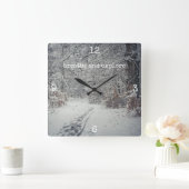 冬の森の雪に覆われた道 スクエア壁時計 (ホーム)