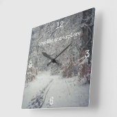 冬の森の雪に覆われた道 スクエア壁時計 (傾斜)