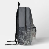 冬の森の雪に覆われた道 プリントバックパック (左)