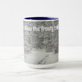 冬の森の雪に覆われた道 マグカップ (中央)