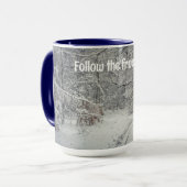 冬の森の雪に覆われた道 マグカップ (正面左)