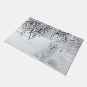 冬の森の雪キツネ ドアマット (アングル)