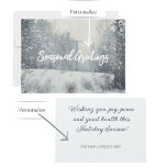 冬の森の雪 シーズンカード<br><div class="desc">フォトポストカードで心温まるクリスマスと新年の挨拶を送る。白とパステルブルーの落ち着いた色合いで息をのむような雪の森の風景を作り、この美しいポストカードは平和な冬のワンダーランドを彷彿とさせる。友人、同僚、顧客、家族のためのパーソナライズされた文字メッセージで季節の精神を注入する。前面と背面の文字は編集可能(「このクリックテンプレートをパーソナライズ」)である。さらに修正(フォントスタイル、フォント色、文字位置)クリックは「デザインを編集」。</div>