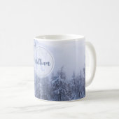 冬の森の霧とトウヒの木と雪のモノグラム コーヒーマグカップ (正面右)