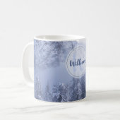 冬の森の霧とトウヒの木と雪のモノグラム コーヒーマグカップ (正面左)