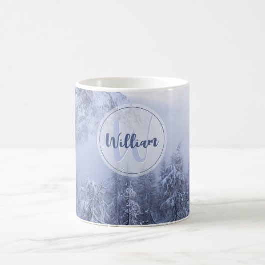 冬の森の霧とトウヒの木と雪のモノグラム コーヒーマグカップ (中央)