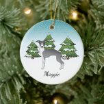冬の森の青イタリアンと白のグレイハウンド セラミックオーナメント<br><div class="desc">可愛い青と白のコートカラーのGreyhound犬のデステイのオリジナル漫画イタリアンイラストレーション。3本の緑のモミの木と降り積もる雪が積もった冬のシーンに犬を置く。背景は青から白のグラデーション与えのデザインは、寒い冬の日に見える。名前またはその他の文字文字には、パーソナル化可能なカスタム領域もある。</div>