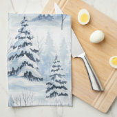 冬の森の静けさ – 雪に覆われた木立 キッチンタオル (四つ折り)