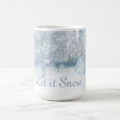 冬の森の風景が雪を降らせる コーヒーマグカップ (中央)