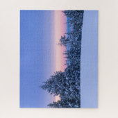 冬の森の風景を夕暮れ ジグソーパズル (縦)