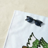 冬の森の黒いラブラドールレトリバー ビーチタオル (インサイチュ)