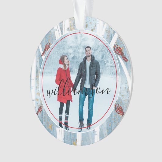 冬の森林樺の木及び赤く基本的な写真 オーナメント (正面)