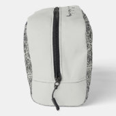 冬の森林歩道を探索する ドップキット (右)