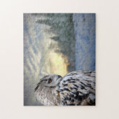 冬の森林背景のフクロウのポートレート ジグソーパズル (縦)