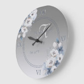 冬の水色フローラモノグラムパーソナライズされた ラージ壁時計 (傾斜)