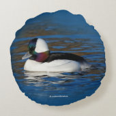 冬の池でハンサムなバッファヘッド・アヒル ラウンドクッション (裏面)