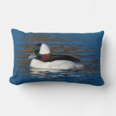 冬の池でハンサムなバッファヘッド・アヒル ランバークッション (正面)