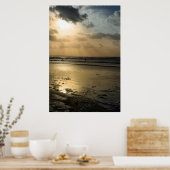 冬の波に乗った孤独なサーファー ポスター (キッチン)