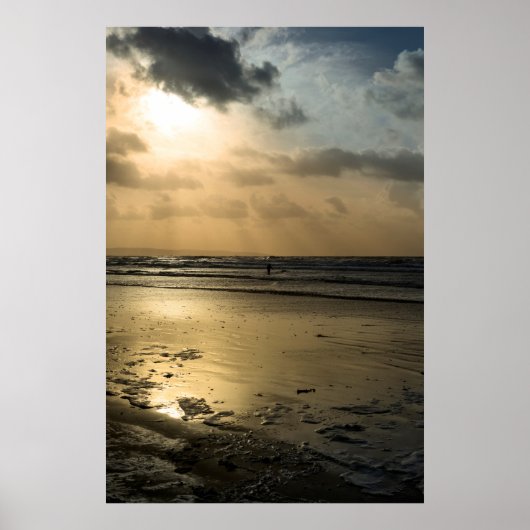 冬の波に乗った孤独なサーファー ポスター (正面)