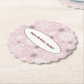 冬の淡い色のピンクのスノーフレーク誕生日パーティー ペーパーコースター (アングル)