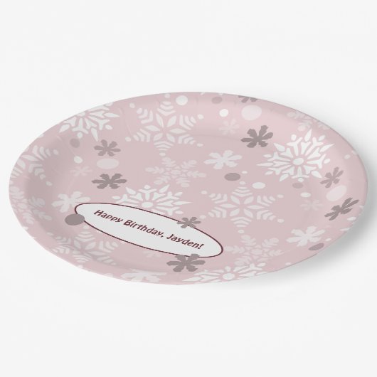 冬の淡い色のピンクの誕生日パーティー ペーパープレート (アングル)