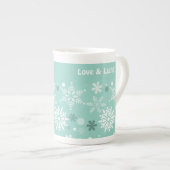 冬の淡い青の雪の結晶のクリスマス シーズン ボーンチャイナマグカップ (正面右)