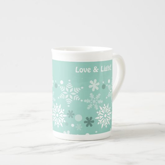 冬の淡い青の雪の結晶のクリスマス シーズン ボーンチャイナマグカップ (正面右)