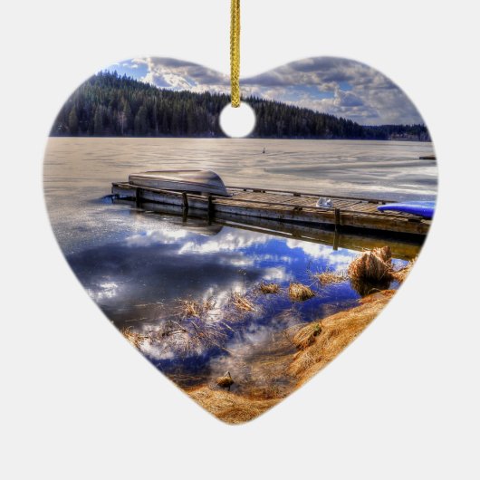 冬の湖とカヤックの荒野の風景 セラミックオーナメント (裏面)