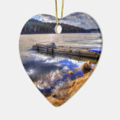 冬の湖とカヤックの荒野の風景 セラミックオーナメント (左)
