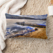 冬の湖とカヤックの荒野の風景 ランバークッション (ブランケット)