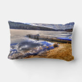 冬の湖とカヤックの荒野の風景 ランバークッション (裏面)