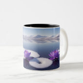 冬の湖に紫色の蓮の花。 ツートーンマグカップ (正面右)