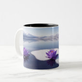 冬の湖に紫色の蓮の花。 ツートーンマグカップ (正面左)