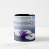 冬の湖に紫色の蓮の花。 ツートーンマグカップ (中央)