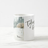 冬の湖の風景の心地よいと喜びのチディング コーヒーマグカップ (中央)