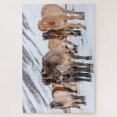 冬の牧草地にアイスランドの馬Hofn近く ジグソーパズル (縦)