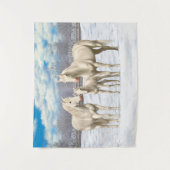 冬の牧草地の白い四分の馬 タペストリー (正面)