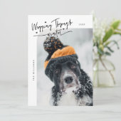 冬の犬の中を歩く写真白いクリスマス シーズンカード (スタンド正面)