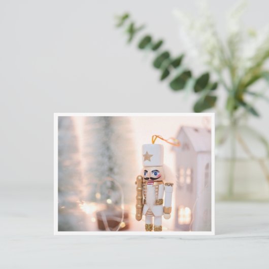 冬の環境でのクリスマスのくるみ割り人形 ポストカード (スタンド正面)