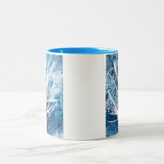 冬の白い樺の木の木のクリスマス ツートーンマグカップ (中央)