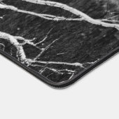 冬の白い樺の木の木の黒と白の写真 デスクマット (コーナー)