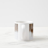 冬の白いSnowy分野のボタンの木びき台のシカ エスプレッソカップ (裏面)